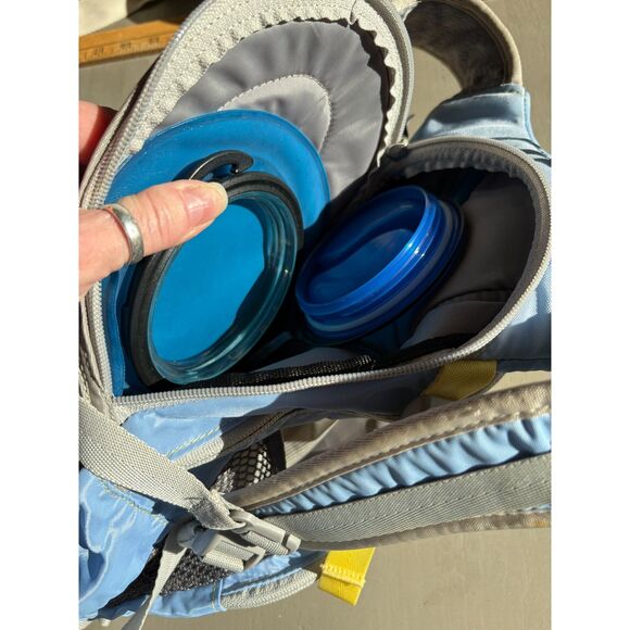 Camelbak "Mini Mule" Great Used Condition Backpack Blue and Yellow 1.5L - Picture 5 of 7